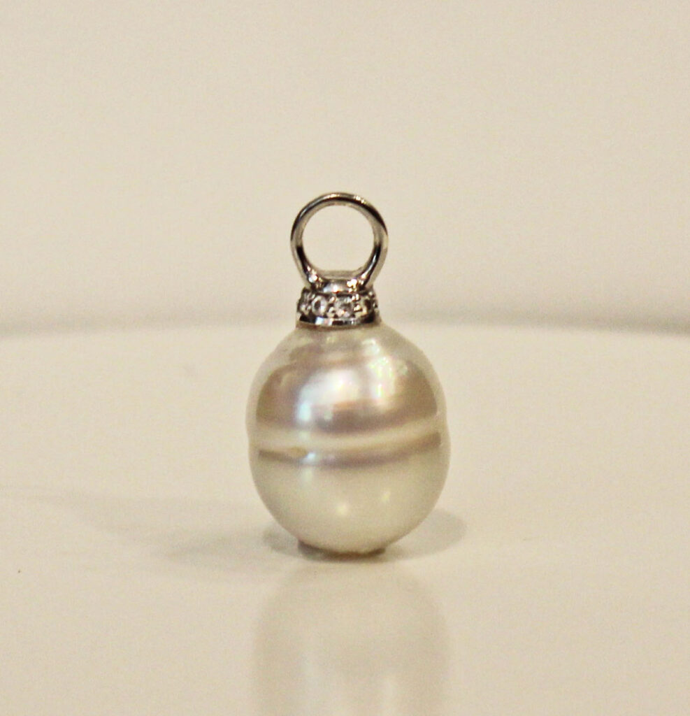 White South Sea Pearl on 18kt White Gold & Diamond Cap