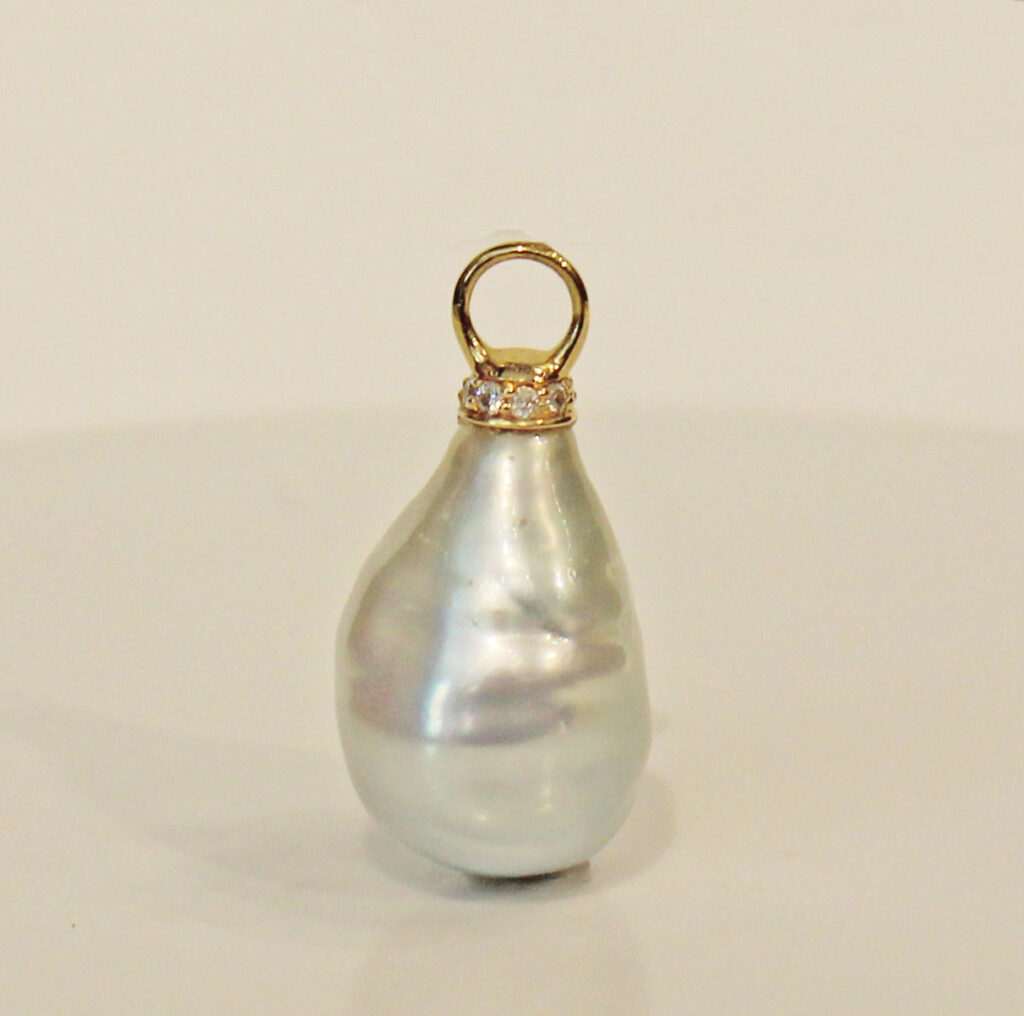 White Baroque South Sea Pearl with 18kt Yellow Gold Cap with diamonds