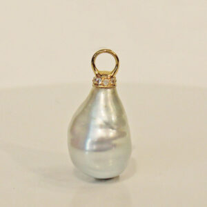 White Baroque South Sea Pearl with 18kt Yellow Gold Cap with diamonds