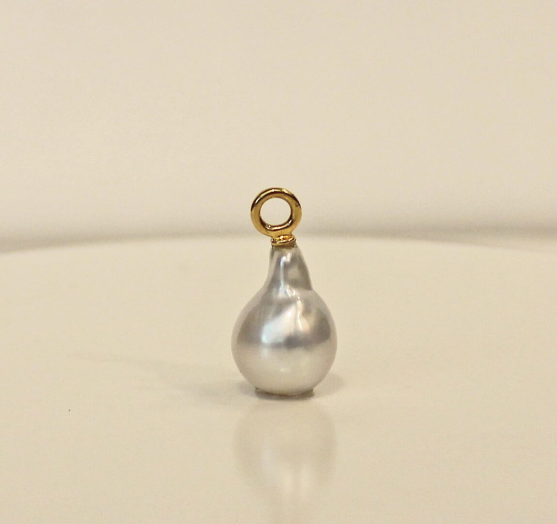White South Sea Pearl with 18kt Yellow Gold