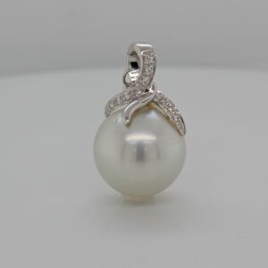 14.50mm White South Sea Pearl with 18kt White Gold & Diamond Cap