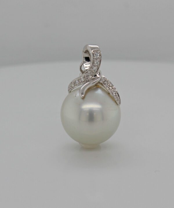 14.50mm White South Sea Pearl with 18kt White Gold & Diamond Cap